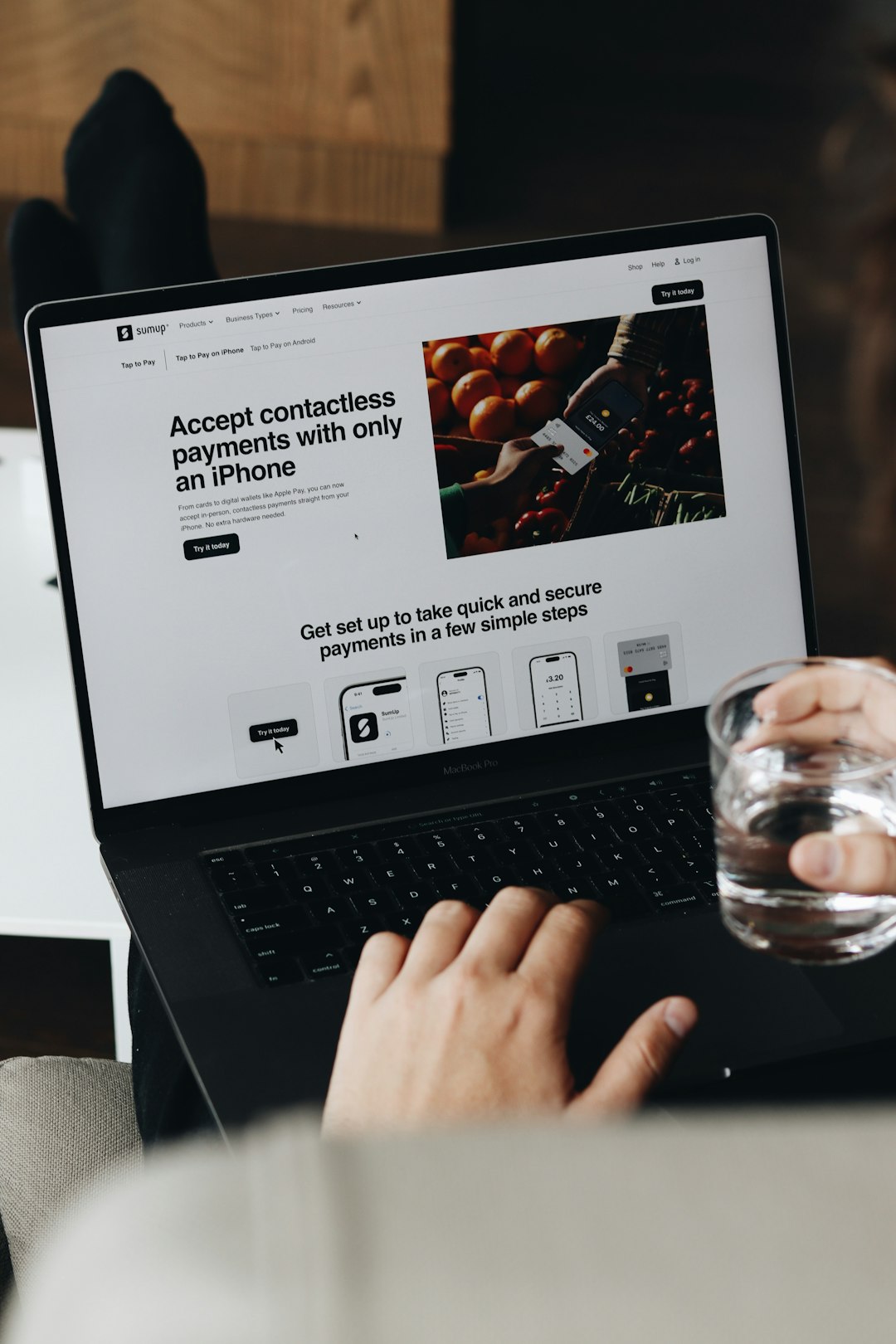 services-01 A user navigates SumUp’s website on a laptop, exploring the Tap to Pay feature for iPhone, which allows entrepreneurs to accept payments with just their smartphone. This tool is ideal for small businesses looking for a simple and secure payment solution.